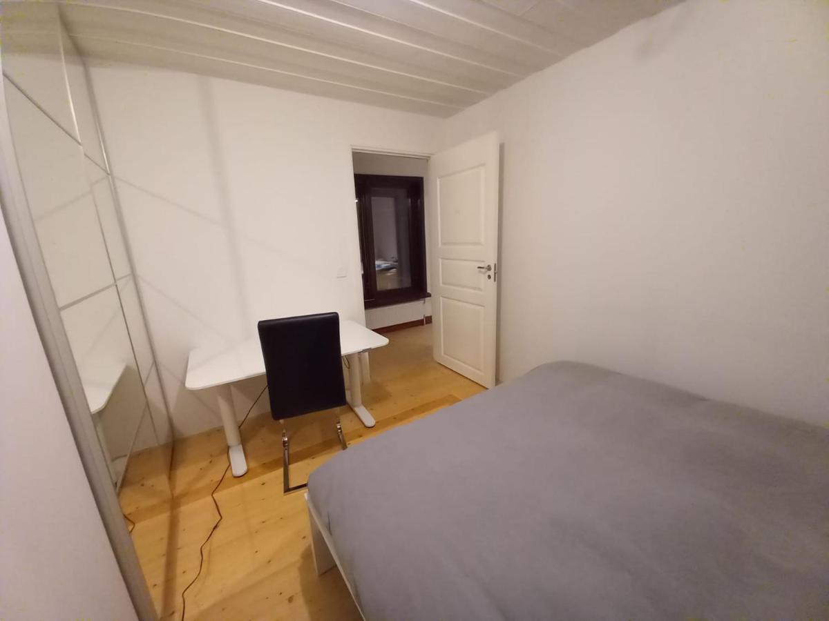 Private With No Windows In Shared House-4 *