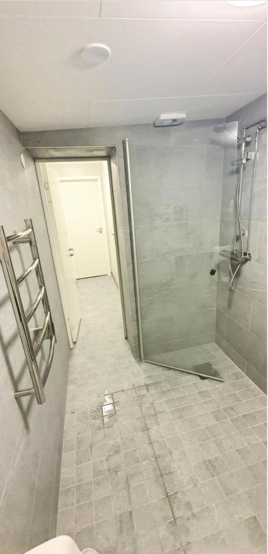 Homestay Private With No Windows In Shared House-4 *